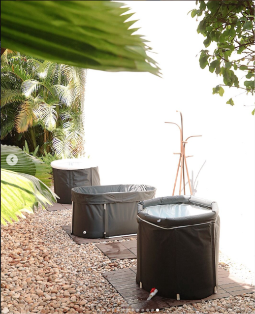 Ofurôs individuais no jardim da Casa Aromamundo para experiências coletivas