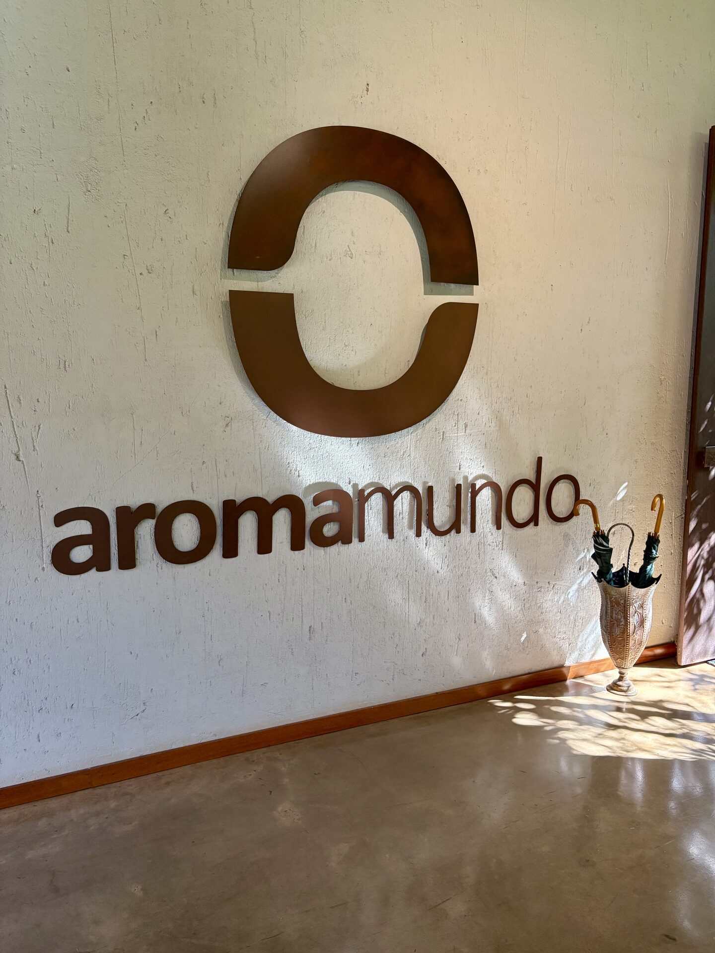 Quadro escrito 'Bora aromatizar esse mundão' ao lado de um óleo doTERRA