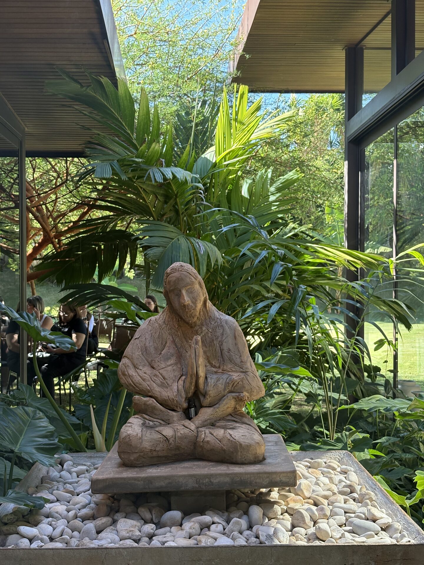 Sala de yoga da Casa Aromamundo com tapetes laranjas e vista para o jardim