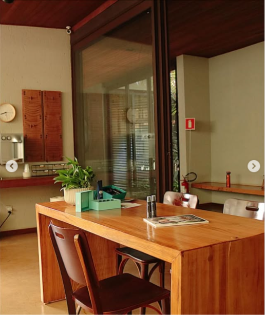 Espaço interno em madeira maciça com vista para o jardim