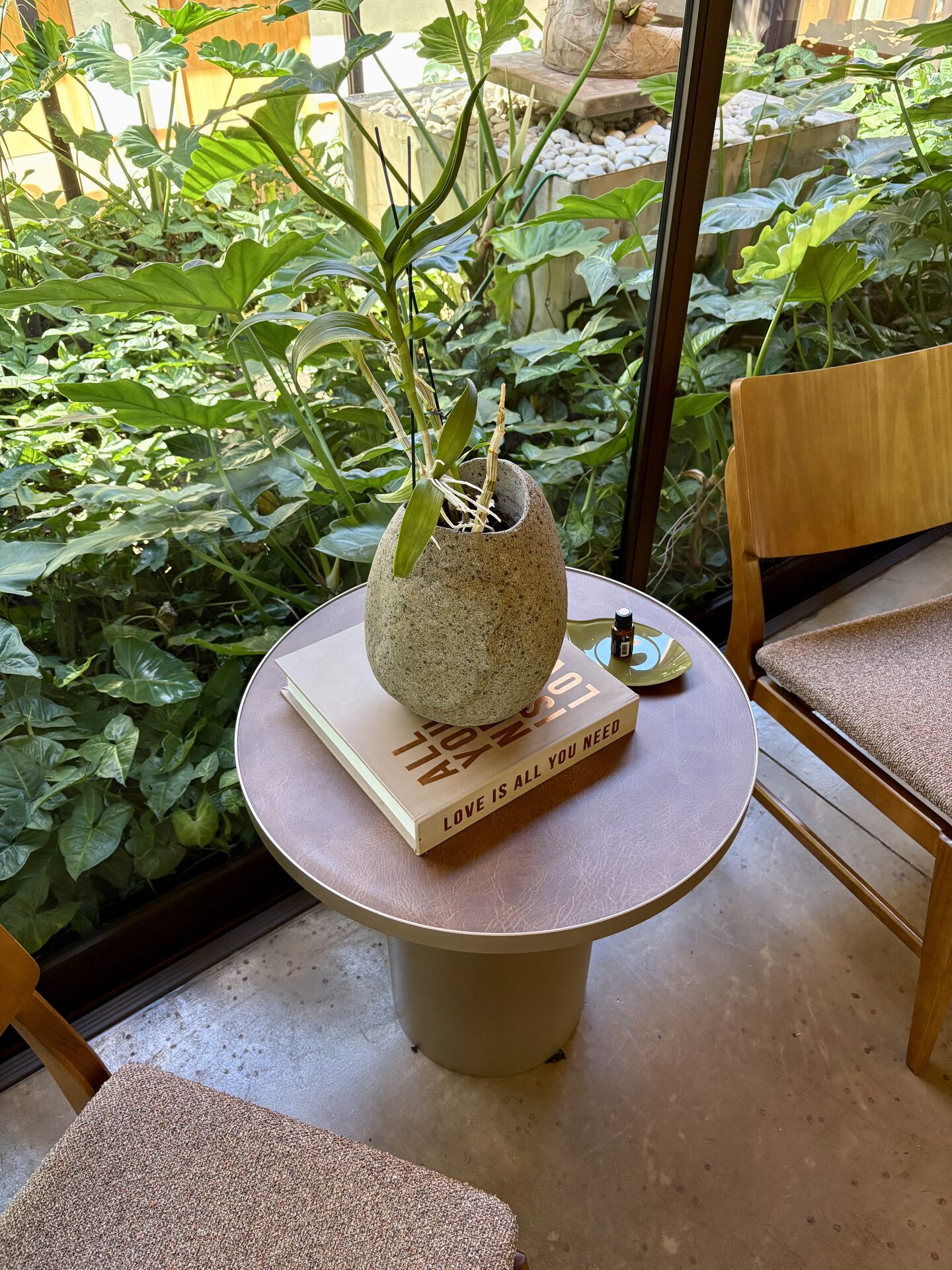 Sinalização aromamundo em madeira sobre parede clara